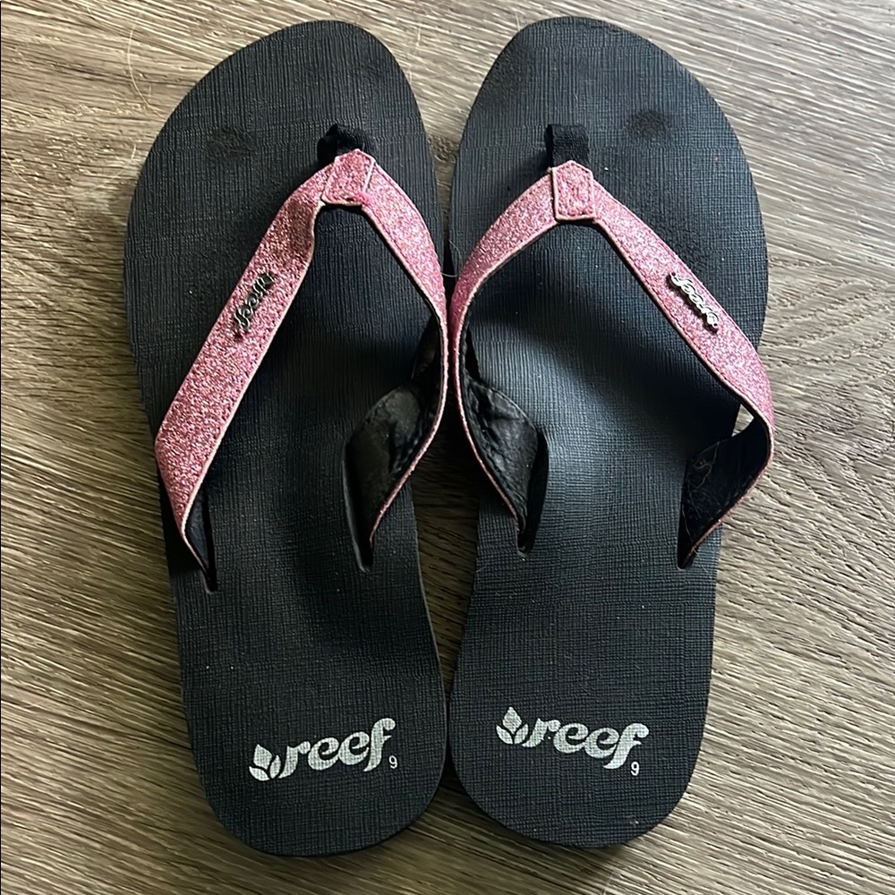 Reef Pink and Black Sandals with Textured Straps